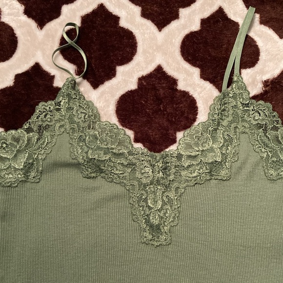 Size S Banana Republic sage green lace trimmed camisole w/ sweetheart neckline - Picture 2 of 4